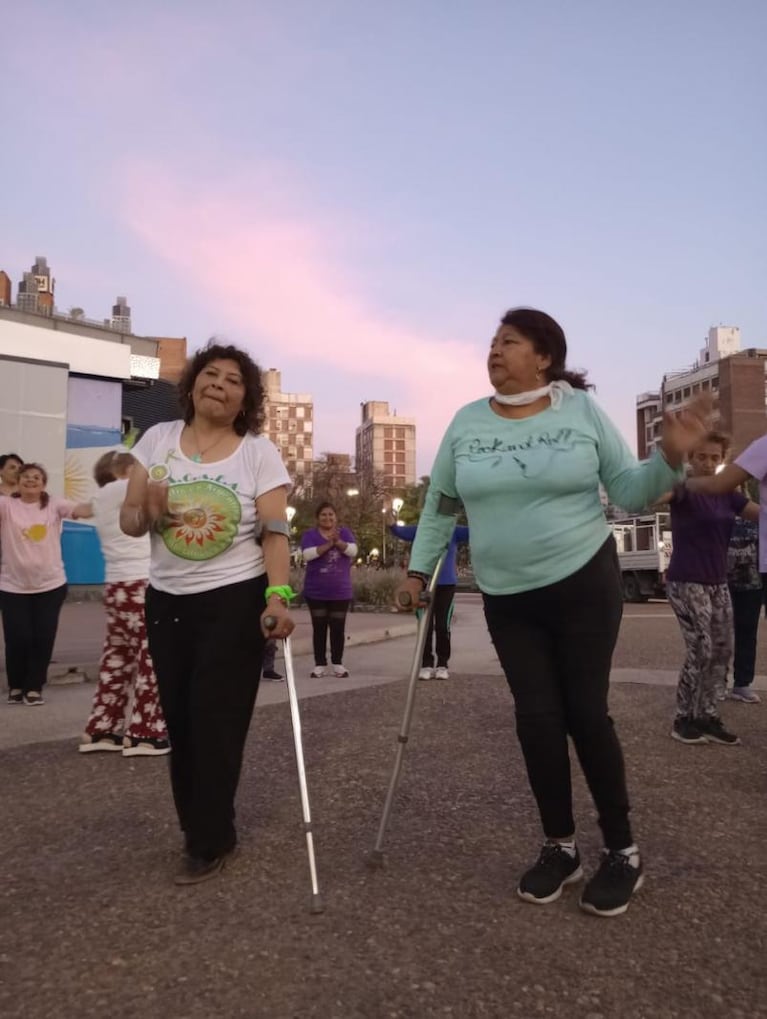 Cuarteto para sanar: tienen reuma y se animaron a bailar La Mona