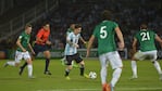 Cuatro bolivianos siguiendo a Messi durante el partido en Córdoba.