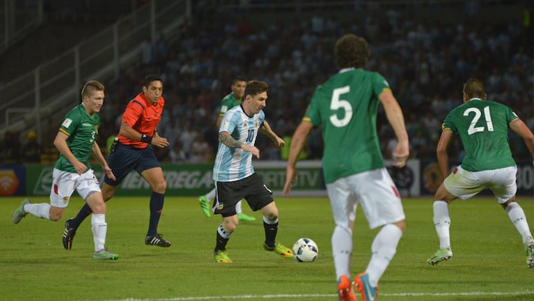 Cuatro bolivianos siguiendo a Messi durante el partido en Córdoba.
