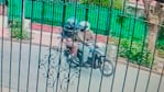 Cuatro delincuentes en moto abordaron a un padre y su hijo adolescente. 