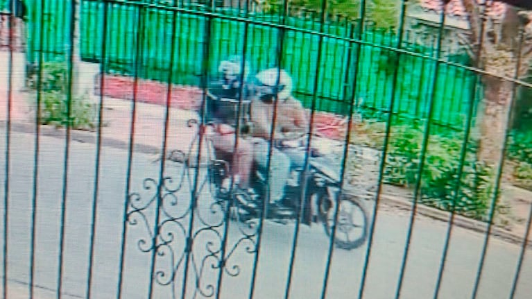 Cuatro delincuentes en moto abordaron a un padre y su hijo adolescente.