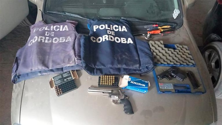 Cuatro detenidos con más de 400 kilos de cocaína y chalecos de la Policía de Córdoba