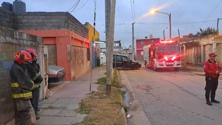 Cuatro empleados quedaron en medio de un incendio en una panadería de barrio Las Violetas.