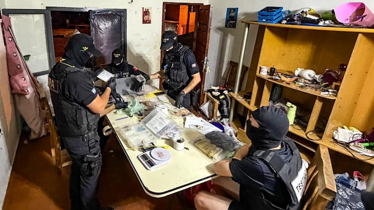 Cuatro hombres y una mujer fueron detenidos en barrio San Jorge.