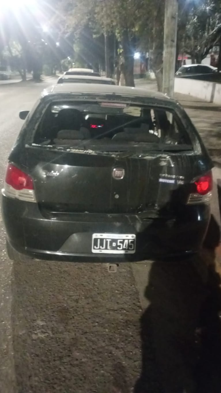 Cuatro menores le robaron el auto a un Uber, chocaron contra un poste al escapar y fueron detenidos