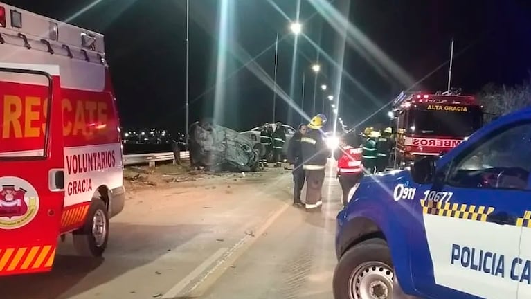 Cuatro ocupantes de un VW Gol murieron tras el fuerte impacto.