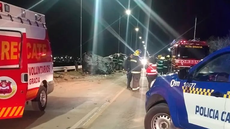 Cuatro ocupantes de un VW Gol murieron tras el fuerte impacto.