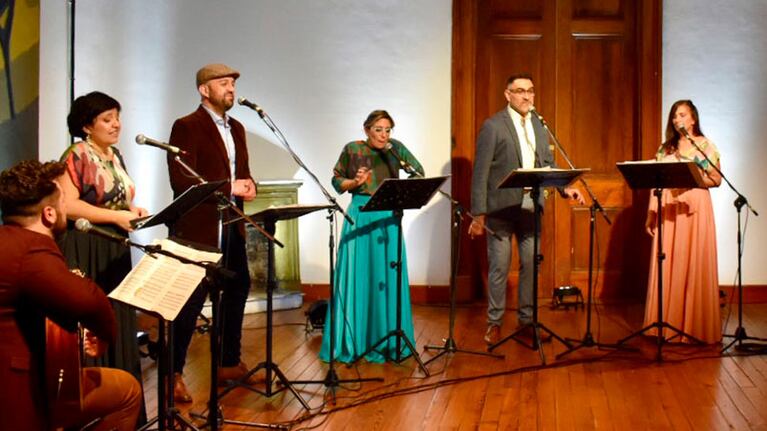 Cuchicheros presenta su primer disco "Confines, versiones a la distancia".