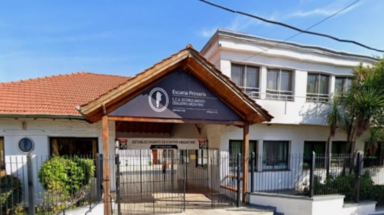 “Cuidado”: el llamativo pasacalles que colgaron frente a una escuela para alertar a “mamás de 5to”