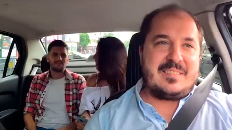 "Cuídense, no vayan a retroceder", le advierte el taxista argentino a dos turistas chilenos.