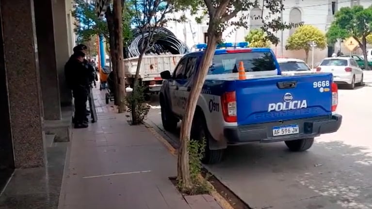 Custodia policial frente a los Tribunales de Deán Funes durante el juicio abreviado al excomisario.