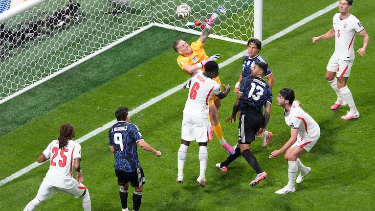 Cuti Romero cara a cara con Pickford.