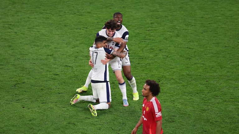 Cuti Romero gritó campeón con el Tottenham. REUTERS/Juan Medina
