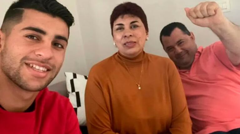 Cuti Romero junto a su mamá Rosa y su papá Quito.