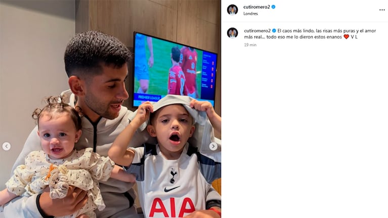 Cuti Romero junto a sus hijos.