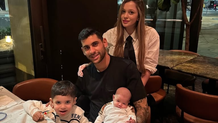 Cuti Romero junto a sus hijos y su esposa Karen Cavaller.