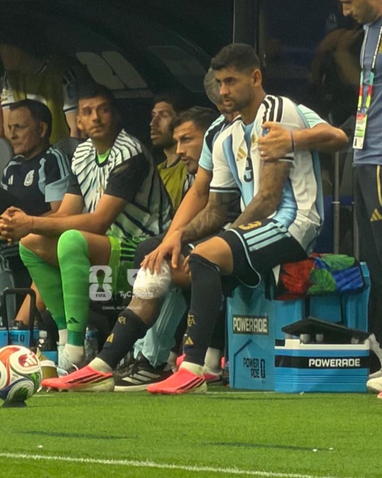 Cuti Romero lesionado tras el partido. Imagen: gentileza TyC Sports.