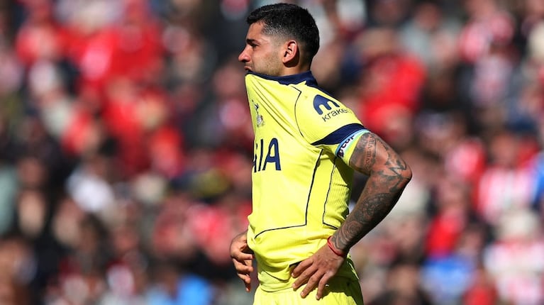 Cuti Romero salió lesionado en el partido del Tottenham ante Sunderland.