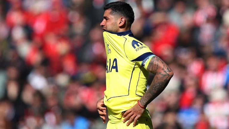 Cuti Romero salió lesionado en el partido del Tottenham ante Sunderland.