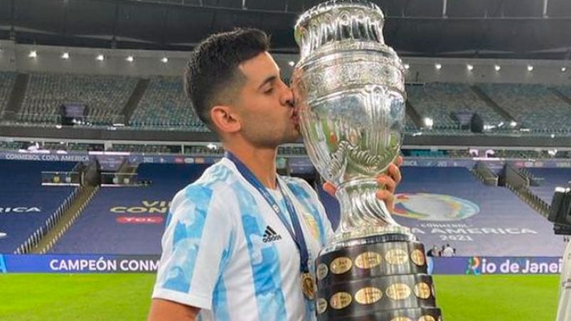 Cuti Romero, sigue celebrando el histórico triunfo con la Selección.