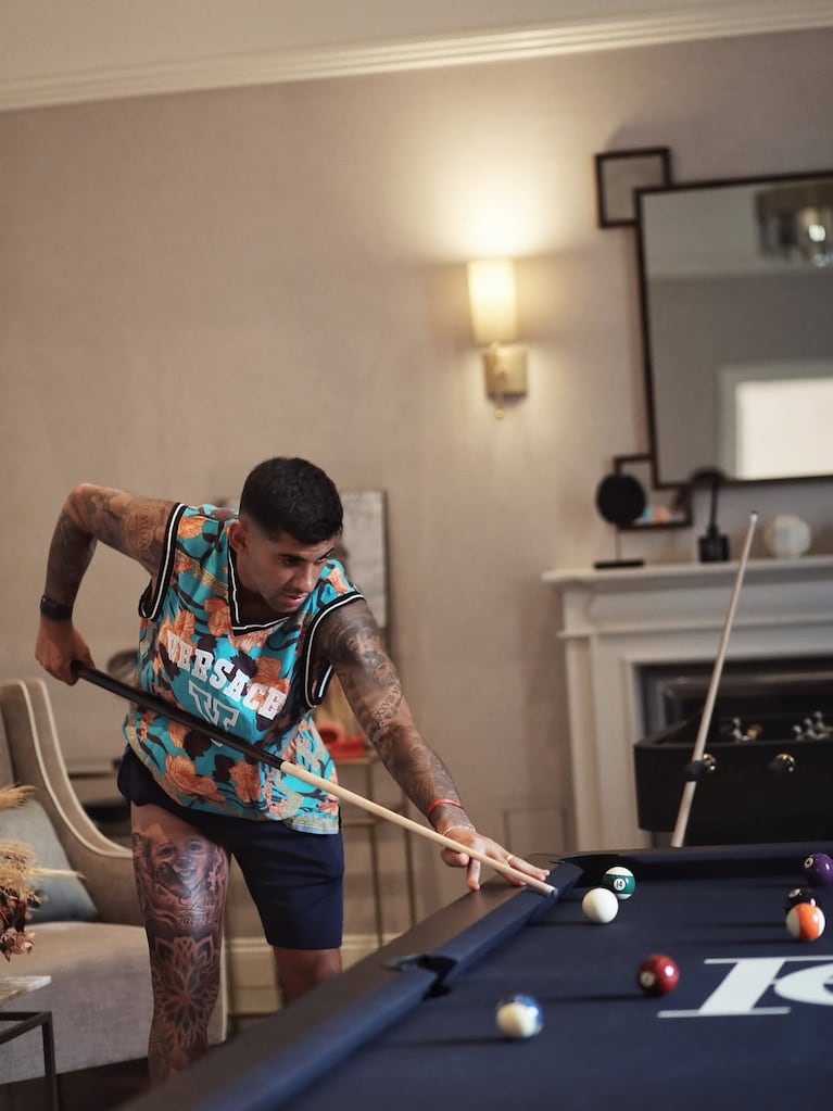 Cuti Romero tras tatuarse a su hija Lucy en una pierna.