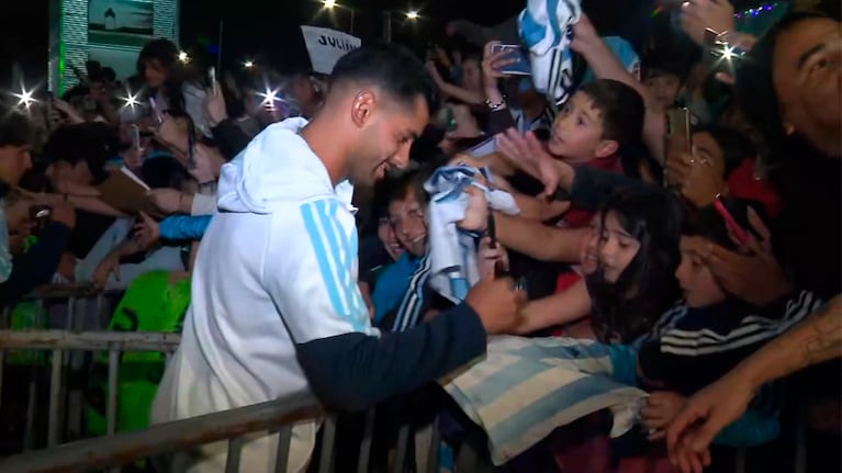 Cuti Romero, uno de los más ovacionados en el arribo de la Selección a Córdoba.