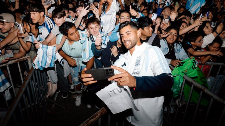 Cuti Romero, uno de los más ovacionados en la llegada de la Selección a Córdoba.