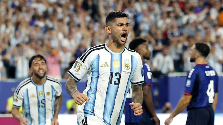 Cuti Romero y el festejo del 3 a 2 de Argentina ante Cabo Verde.