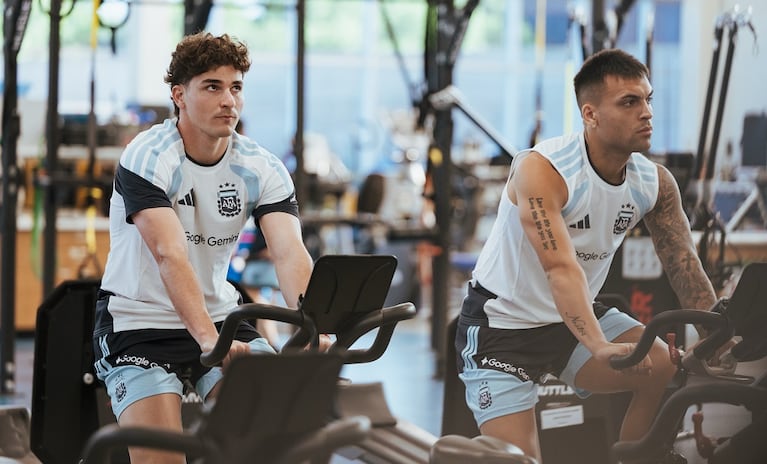 Cuti Romero y Julián Álvarez se recuperaron y ya entrenan con normalidad en la Selección