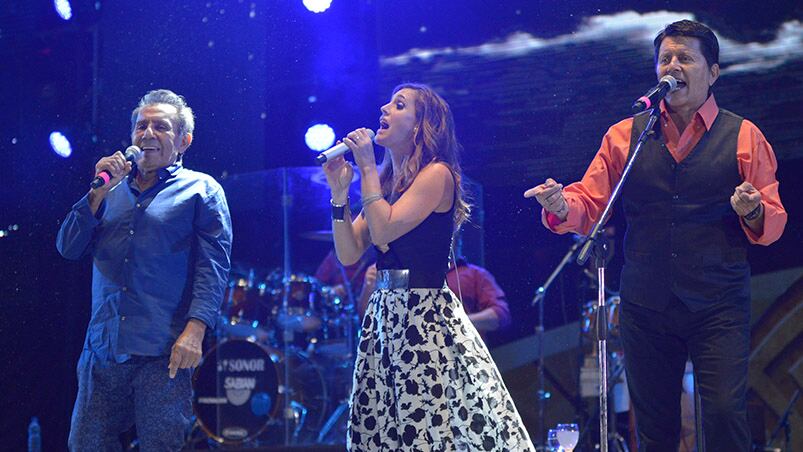 Cuti y Roberto Carabajal con Soledad en la plaza Prospero Molina.  Foto: Lucio Casalla / ElDoce.tv