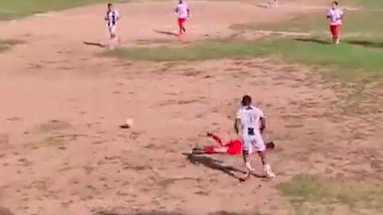 Cuvertino cayó al suelo tras ser golpeado en plena jugada.