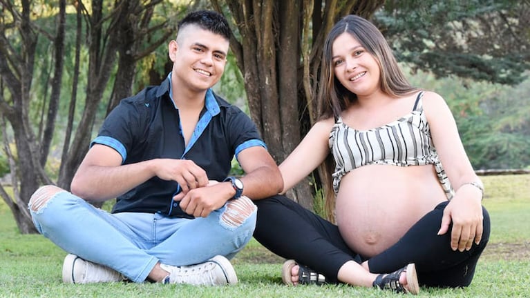 Cynthia y Kevin, felices por la llegada de sus tres hijas. 