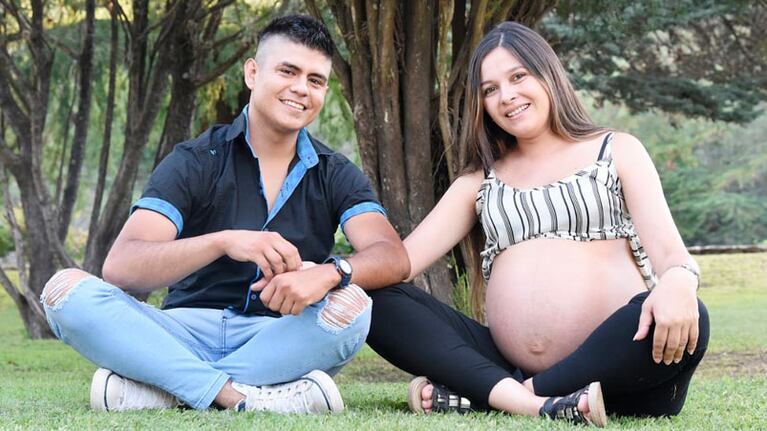 Cynthia y Kevin, felices por la llegada de sus tres hijas.
