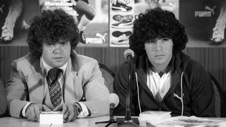 Cyterszpiler junto a Maradona, en una conferencia de prensa.