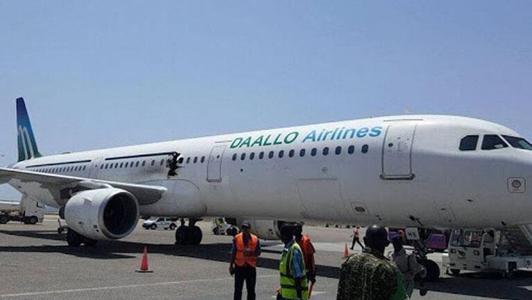 Daallo Airlines: explotó una bomba en la cabina, pero pudo aterrizar