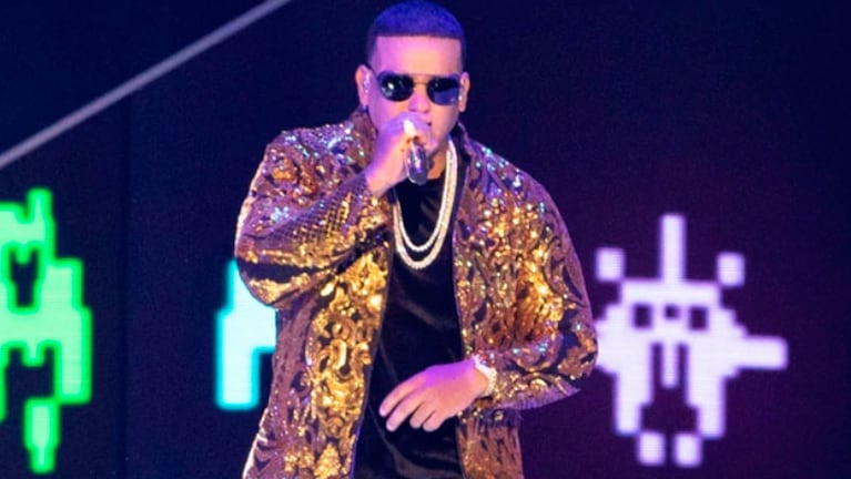 Daddy Yankee busca al ladrón que se llevó su pesado collar de oro.