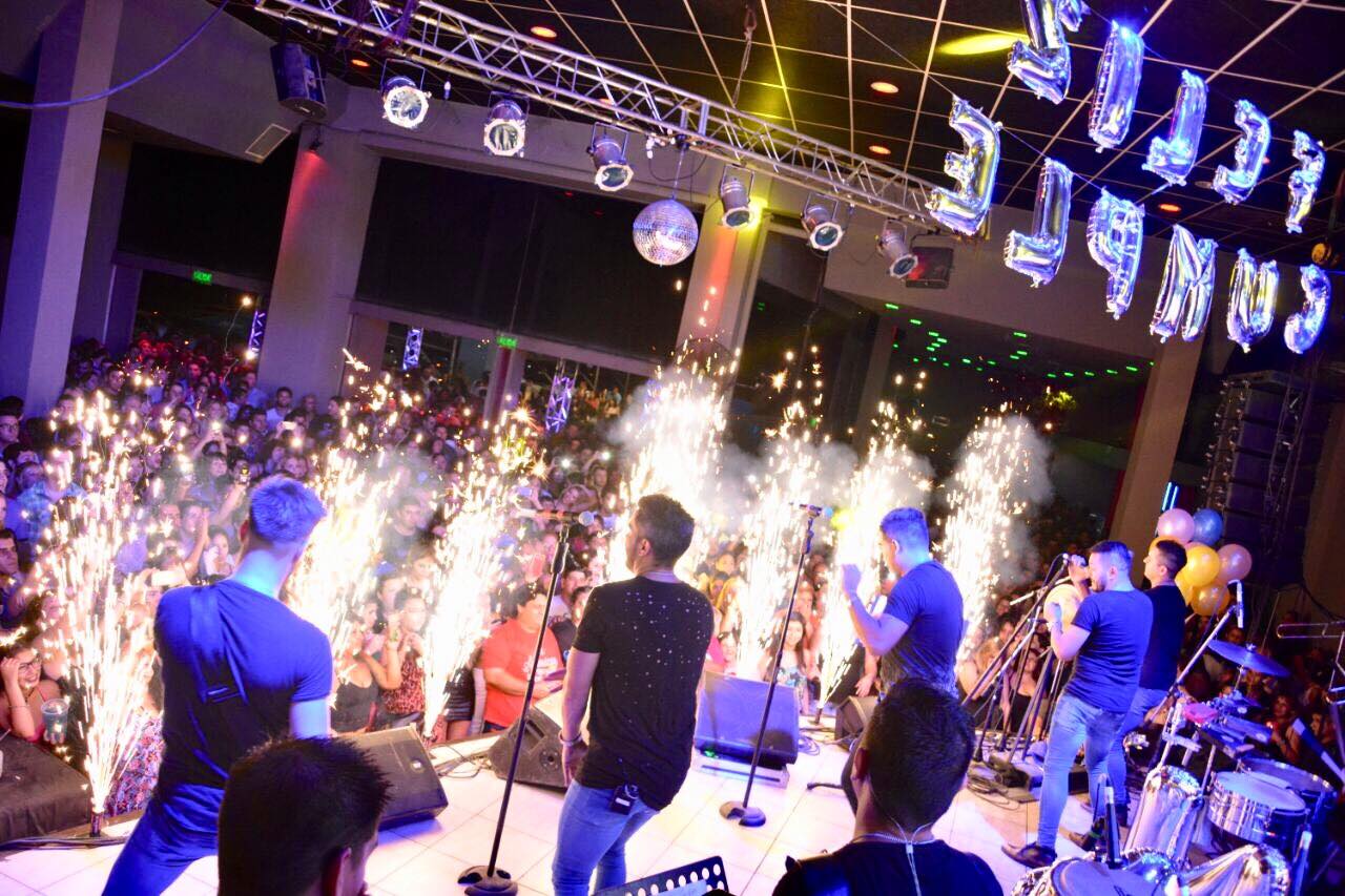Dale Q Va disfrutó su show en Córdoba y sopló velitas con Neno