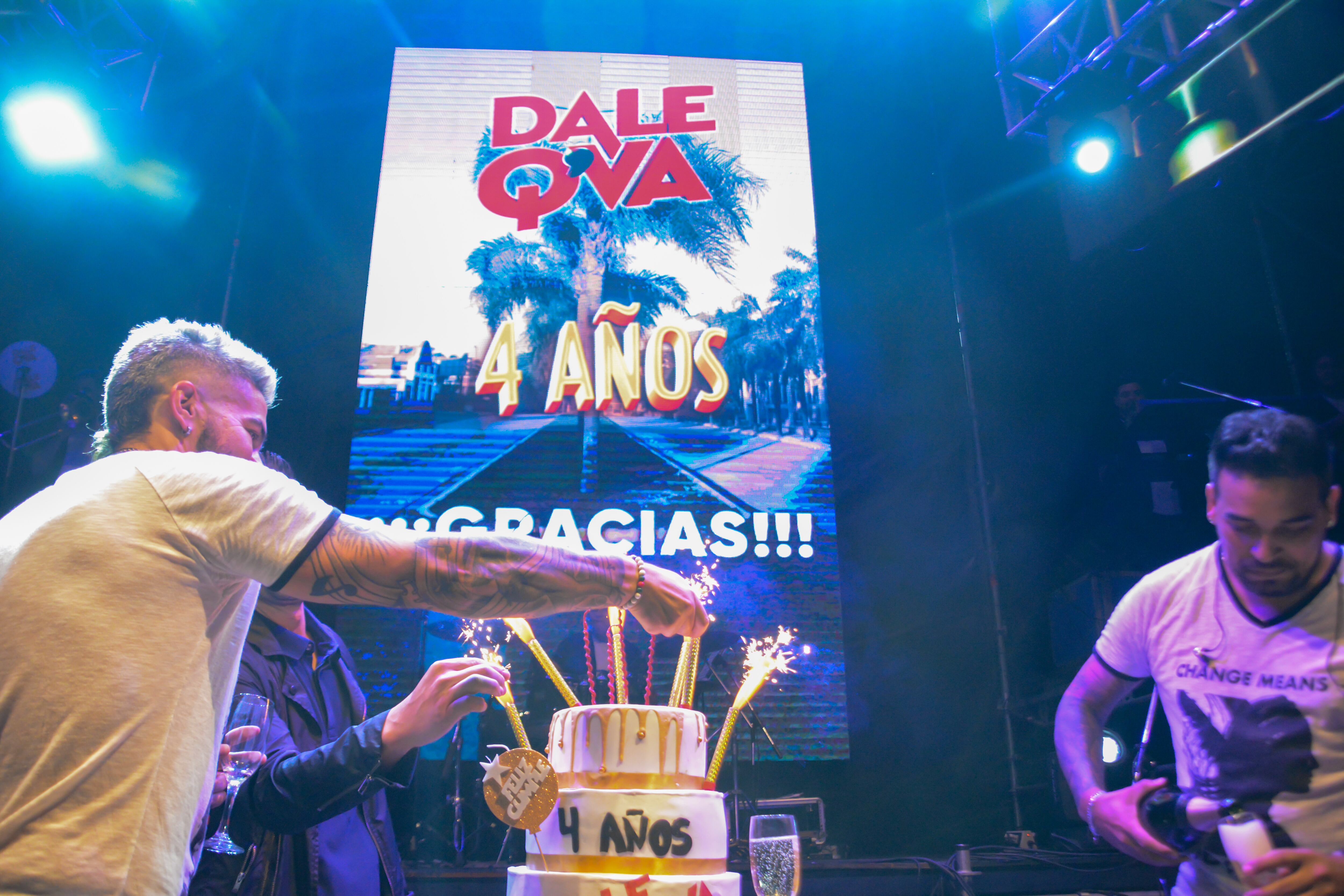Dale Q'Va celebró cuatro años junto a su gente en un fiestón a puertas cerradas.