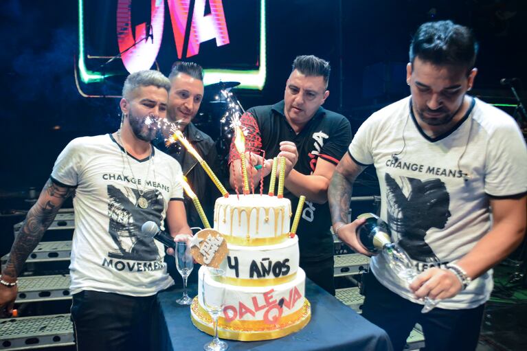 Dale Q'Va celebró cuatro años junto a su gente en un fiestón a puertas cerradas.