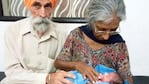 Daljinder Kaur y Mohinder Singh Gill tuvieron su primer hijo a los 70 años.