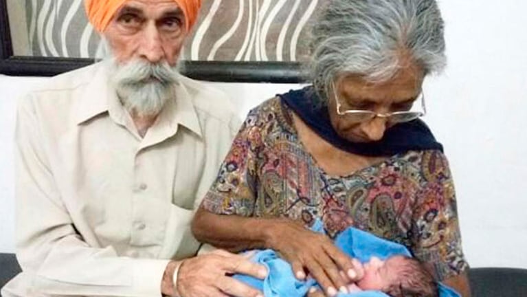 Daljinder Kaur y Mohinder Singh Gill tuvieron su primer hijo a los 70 años.