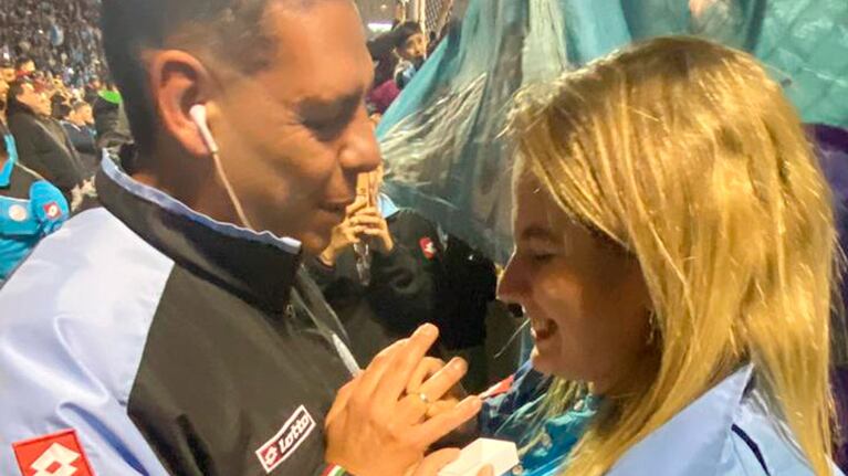 Dalma llevó una bandera y los anillos para hacer la propuesta en la cancha.