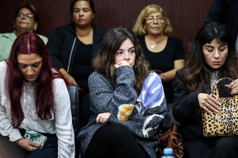 Dalma y Gianina Maradona en el juicio por la muerte de su padre. (Foto: REUTERS/Agustin Marcarian REFILE - REMOVING NUMBER ''EIGHT PEOPLE'' TO ''PEOPLE'')