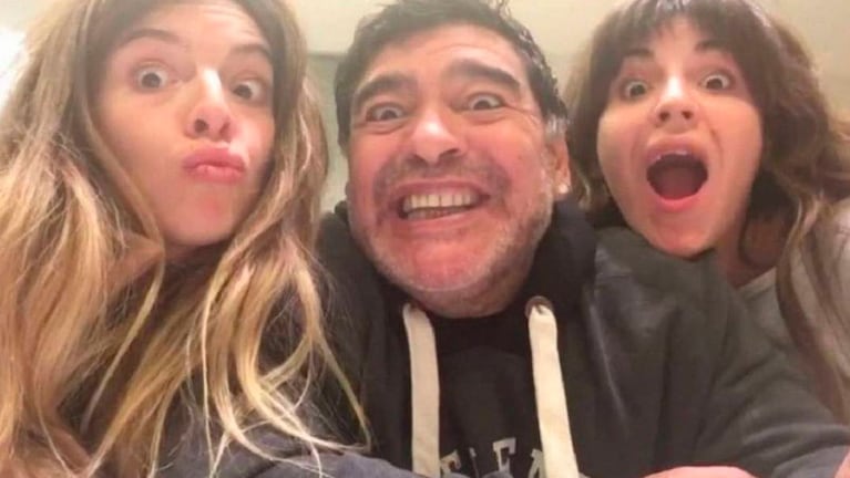 Dalma y Gianinna junto a su papá Diego Maradona.