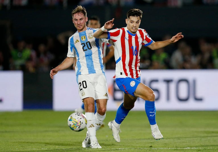 Damián Bobadilla contra Alexis Mac Allister en un encuentro de Eliminatorias. REUTERS/Cesar Olmedo