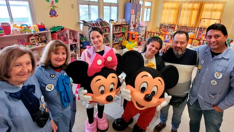 Damián Borrajo donó disfraces de Mickey y Minnie para el Hospital de Niños