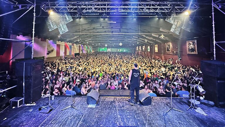 Damián Córdoba festejó la primera noche de su aniversario en un Estadio del Centro repleto