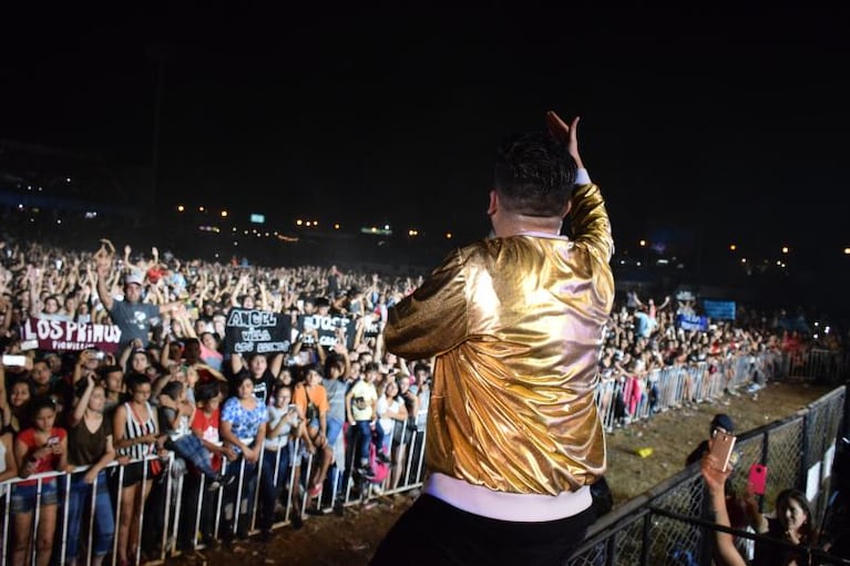 Damián Córdoba le regaló su campera a un fan