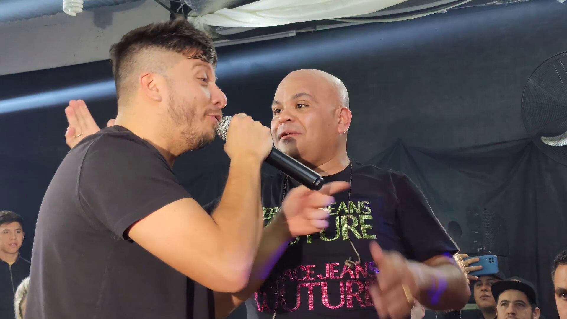 Damián Córdoba y José Sarmiento desde el escenario del Sargento Gómez.
