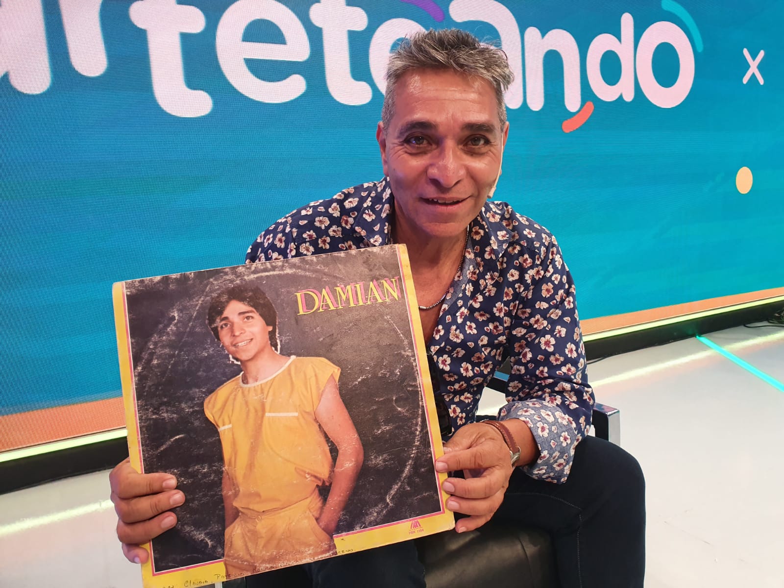 Damián junto a su primer disco, de 1985. Foto: Dahy Terradas.